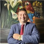 Profesor en el área de literatura y ciencias humanas